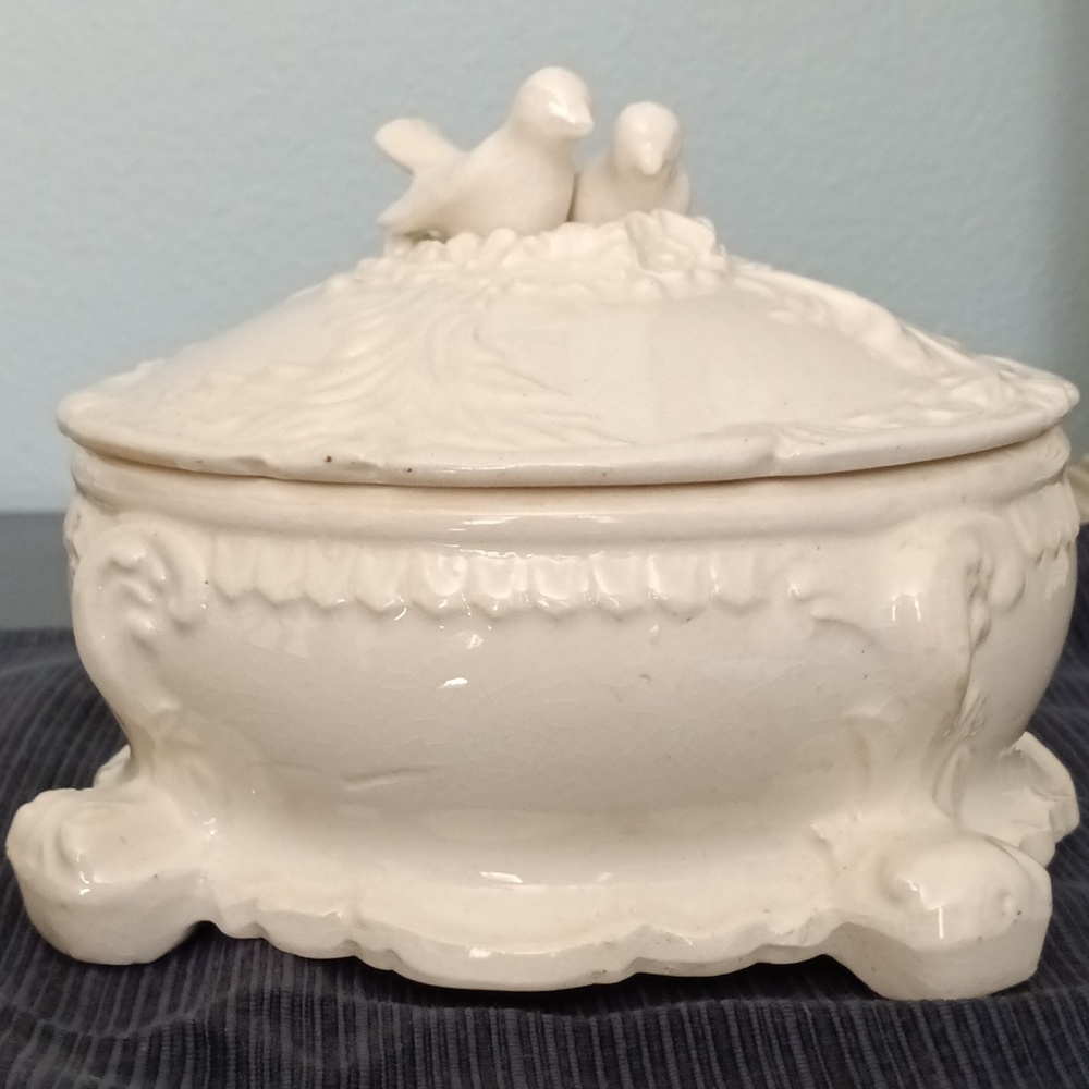 VTG Japanese Footed Dresser Trinket Ceramic Box with Doves
